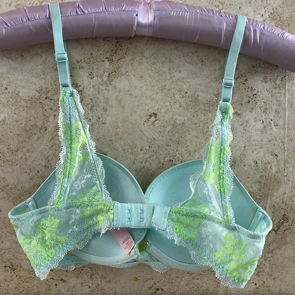 Victoria’s Secret Push up Pigeonnant Lace Bra Size 32C